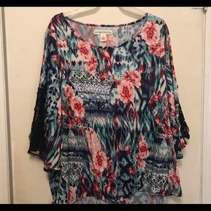High/Low New York Laundry Top w/lace on sleeves